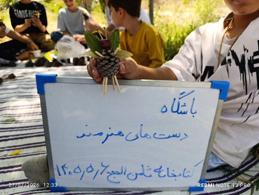 خلق پرندگان کاجی در کارگاه کاردستی کتابخانه ثامن‌الحجج (ع) بهکده رضوی