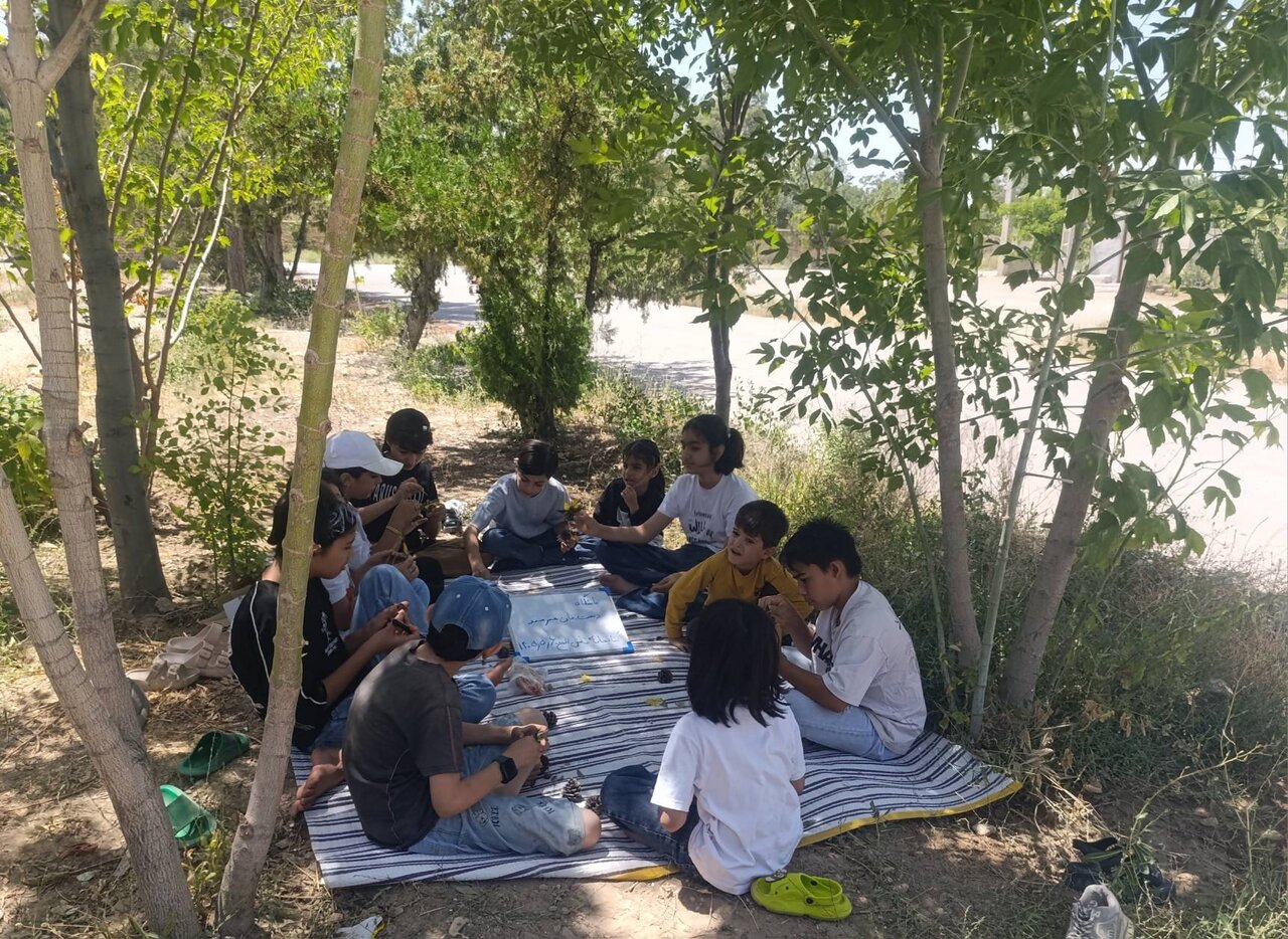 خلق پرندگان کاجی در کارگاه کاردستی کتابخانه ثامن‌الحجج (ع) بهکده رضوی