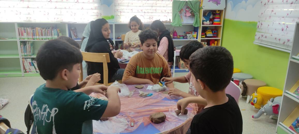 کارگاه سفال‌گری در کتابخانه عمومی آیت‌الله نجم‌آبادی برگزار شد