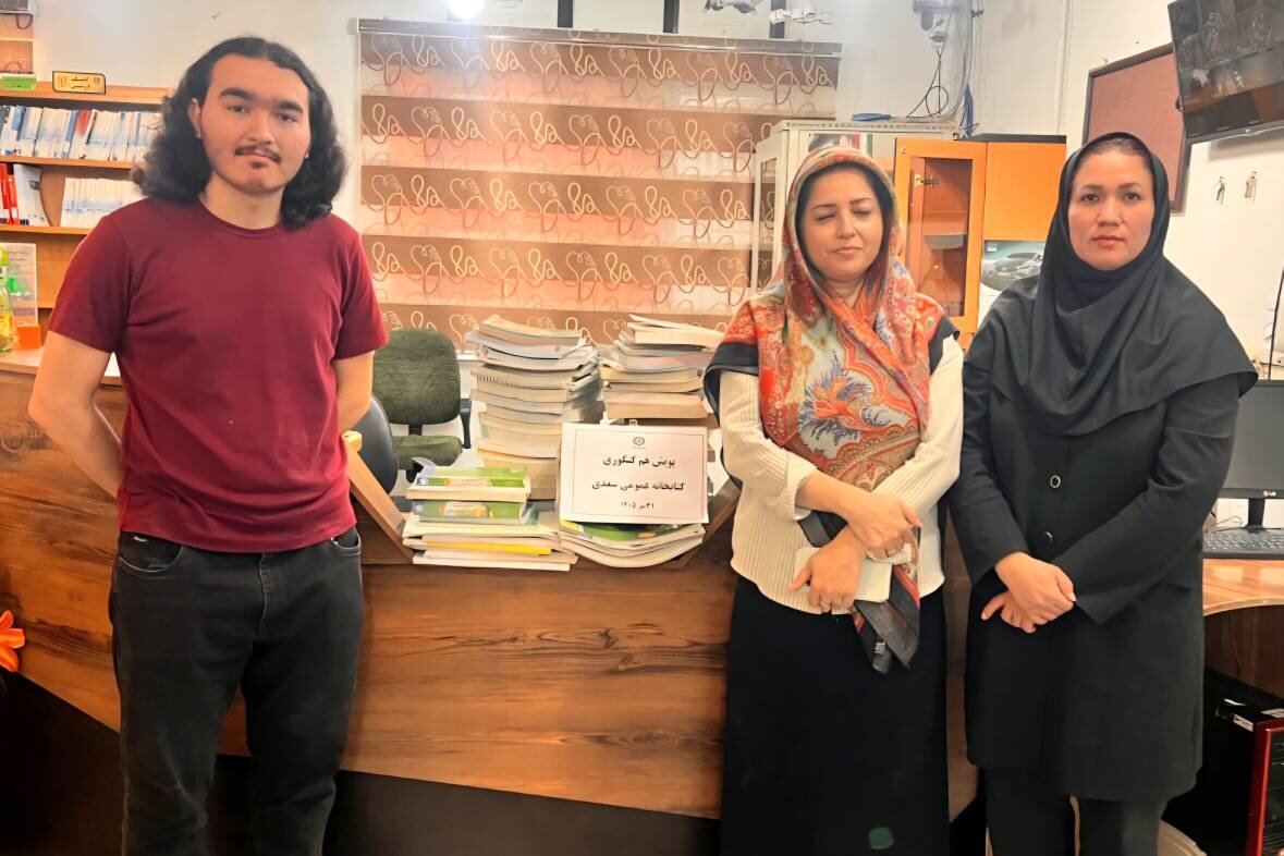 اهدای ۱۰۰ جلد کتاب کمک‌درسی و کنکوری به کتابخانه عمومی سعدی بندرترکمن