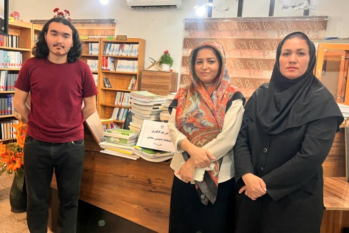 اهدای ۱۰۰ جلد کتاب کمکدرسی و کنکوری به کتابخانه عمومی سعدی بندرترکمن