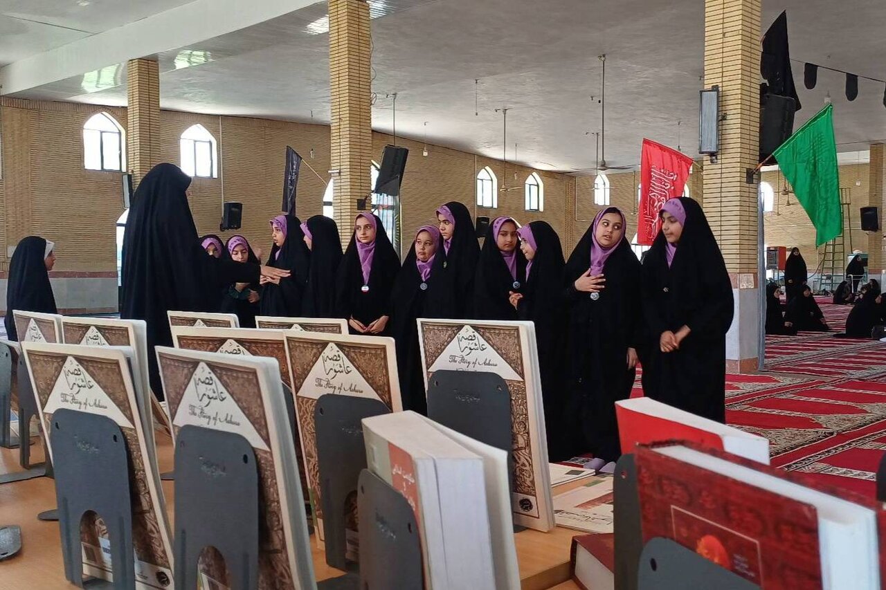 اداره کتابخانه‌های عمومی شهرستان کلاله با برپایی میز خدمت در مصلای نماز جمعه به مردم خدمات فرهنگی ارائه کرد