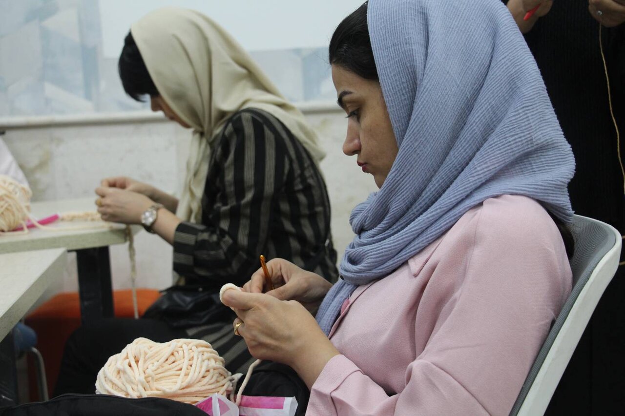 کارگاههای آموزشی قلاببافی ویژه مادران و دستبندبافی ویژه کودکان در گرگان برگزار شد