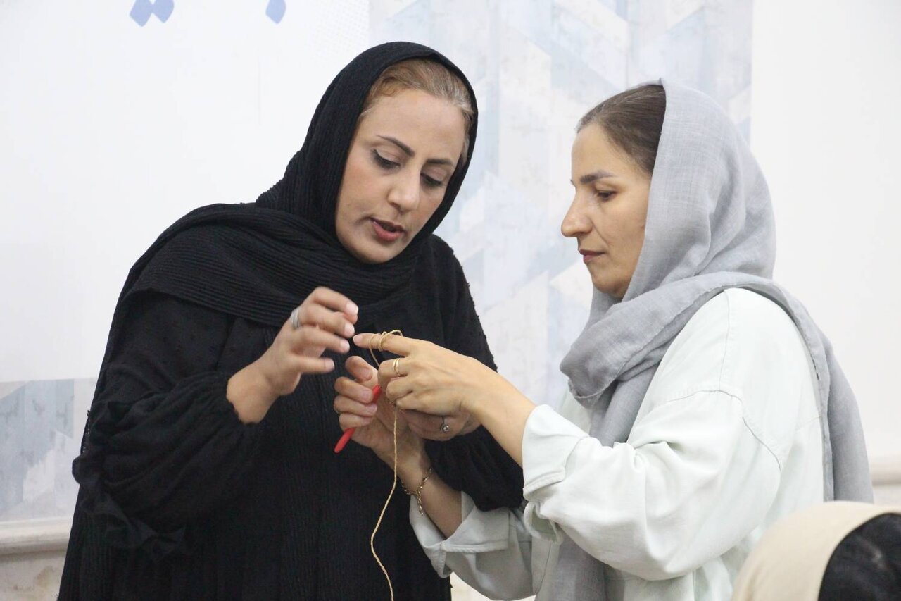 کارگاههای آموزشی قلاببافی ویژه مادران و دستبندبافی ویژه کودکان در گرگان برگزار شد