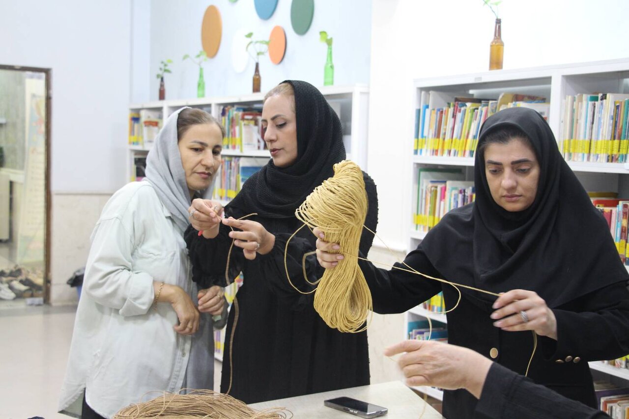 کارگاههای آموزشی قلاببافی ویژه مادران و دستبندبافی ویژه کودکان در گرگان برگزار شد