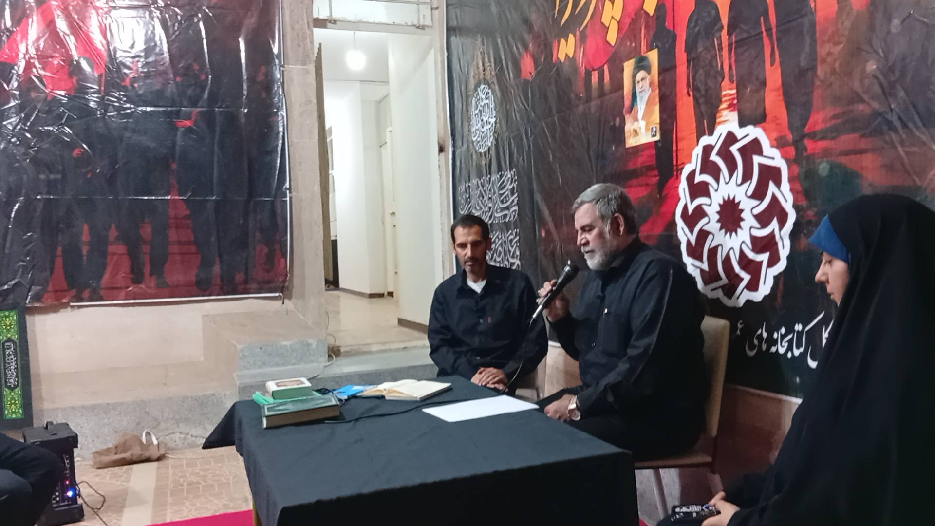 طنین حماسه سرخ و یاد رهبر شهید در شب شعر موکب کتاب اربعین