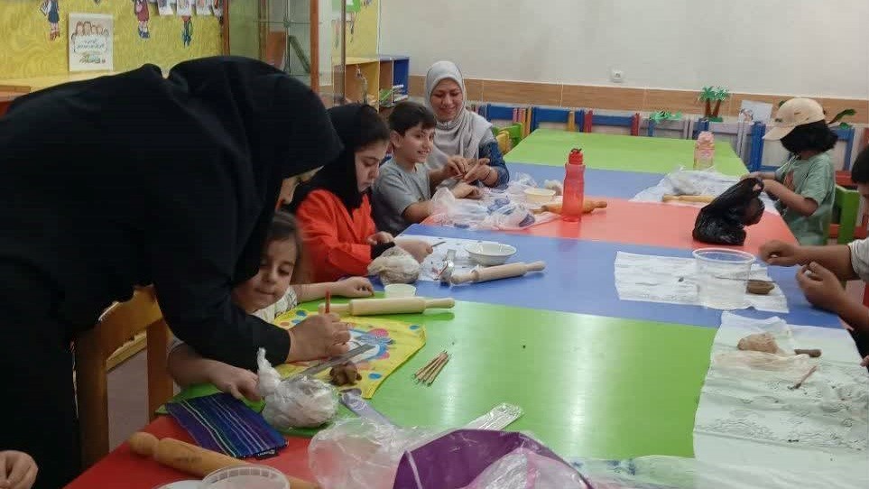 برگزاری کارگاه آموزش سفالگری در کتابخانه علامه شیخ شوشتری با استقبال کودکان و نوجوانان