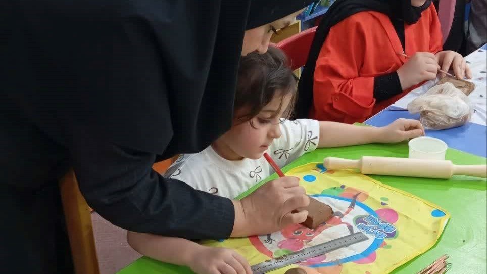 برگزاری کارگاه آموزش سفالگری در کتابخانه علامه شیخ شوشتری با استقبال کودکان و نوجوانان
