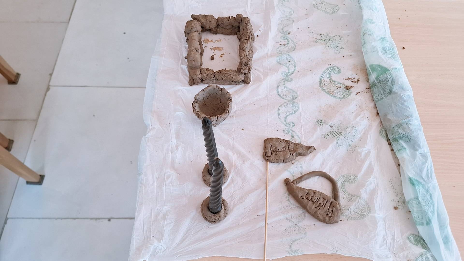 کاردستیهای سفالی با موضوع اربعین در کتابخانه قلمچی خرمشهر ساخته شد