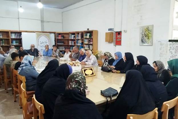 شعرخوانی و نقد آثار در کتابخانه عمومی زنده‌یاد فرامرز ناوی شهرستان سبزوار