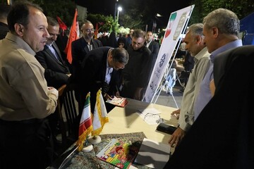 دیدار صمیمی استاندار آذربایجان‌غربی با شهروندان در میز ارتباطات مردمی کتابخانه‌های عمومی