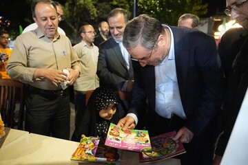 دیدار صمیمی استاندار آذربایجان‌غربی با شهروندان در میز ارتباطات مردمی کتابخانه‌های عمومی
