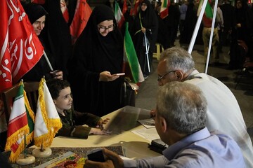 دیدار صمیمی استاندار آذربایجان‌غربی با شهروندان در میز ارتباطات مردمی کتابخانه‌های عمومی