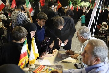دیدار صمیمی استاندار آذربایجان‌غربی با شهروندان در میز ارتباطات مردمی کتابخانه‌های عمومی