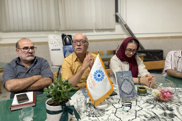 آیین رونمایی از کتاب «زیر پرچم خدا» در شهر اراک برگزار شد