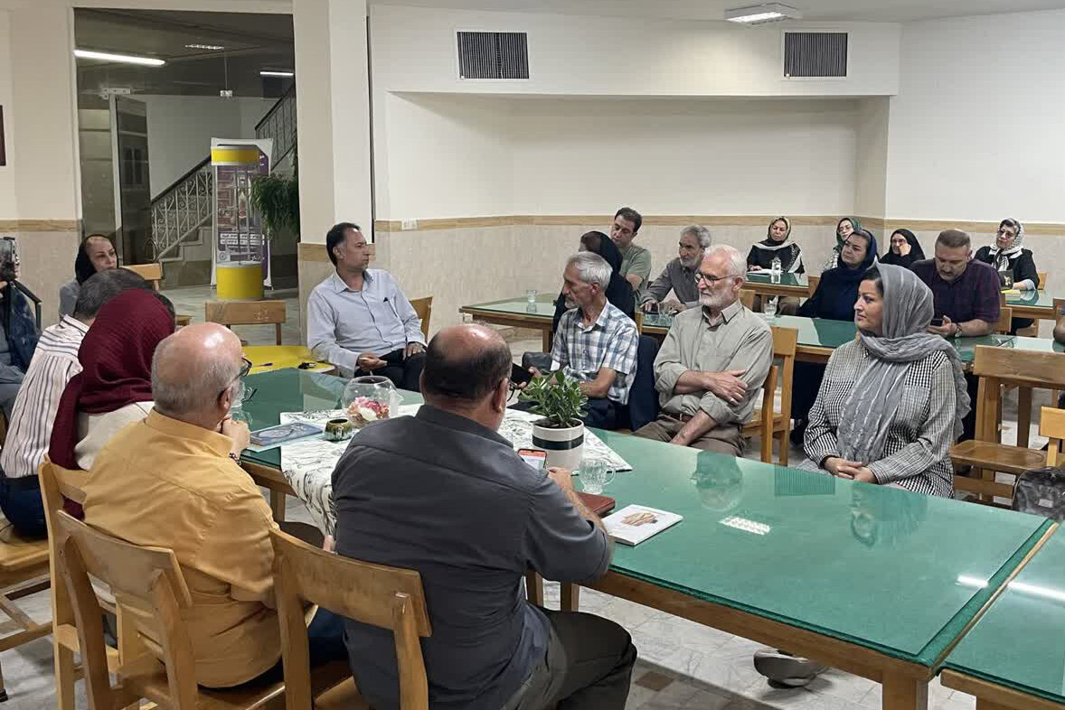 آیین رونمایی از کتاب «زیر پرچم خدا» در شهر اراک برگزار شد