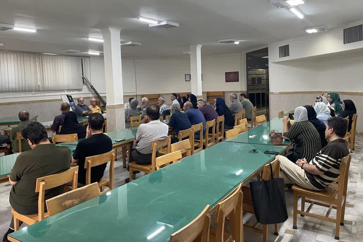 آیین رونمایی از کتاب «زیر پرچم خدا» در شهر اراک برگزار شد