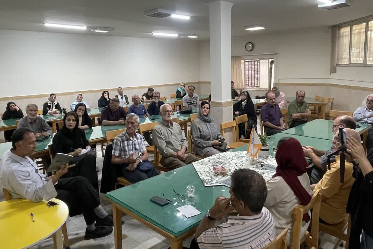 آیین رونمایی از کتاب «زیر پرچم خدا» در شهر اراک برگزار شد