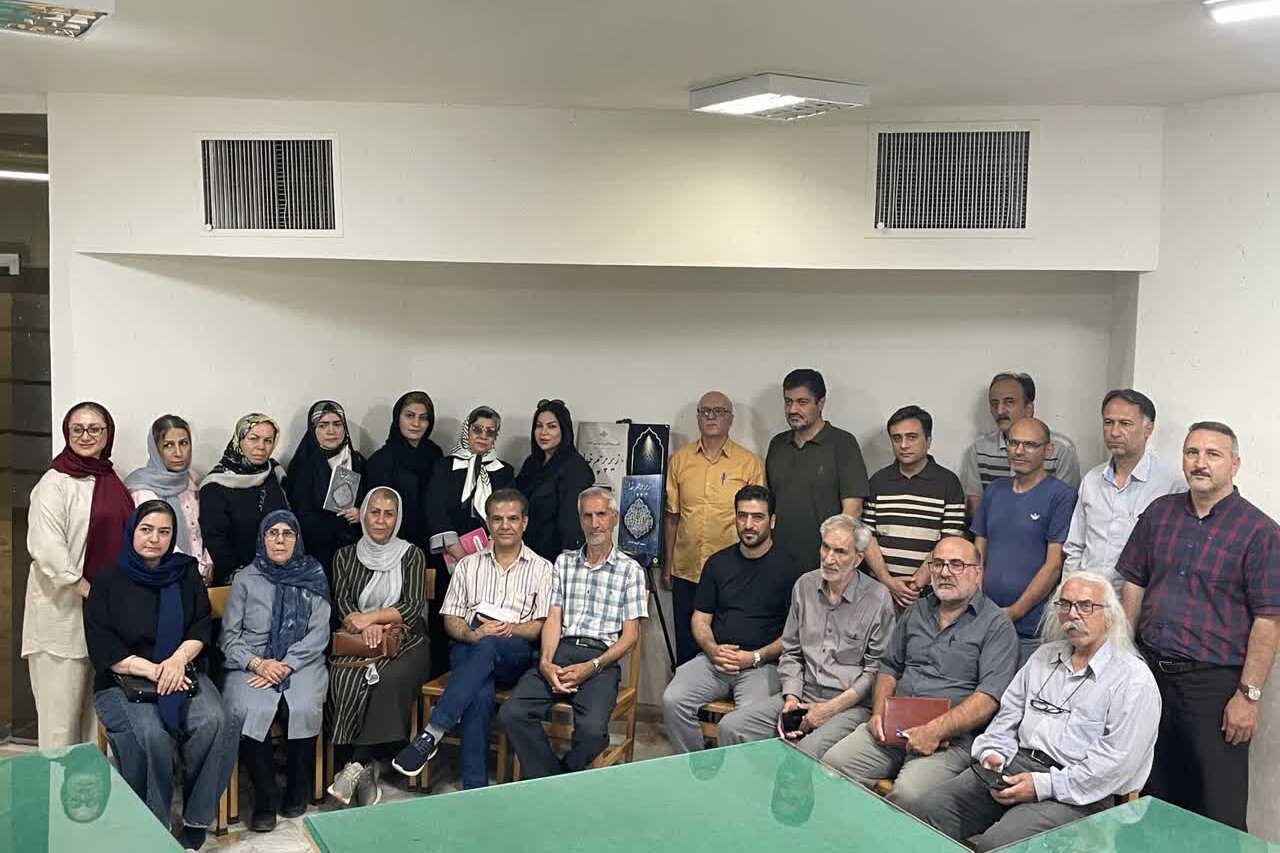 آیین رونمایی از کتاب «زیر پرچم خدا» در شهر اراک برگزار شد