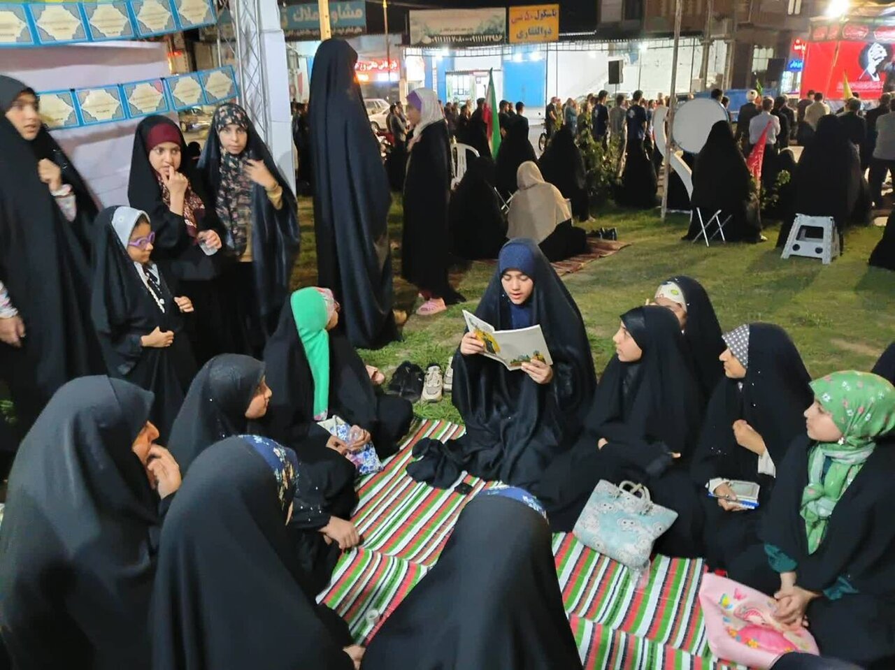 ویژهبرنامه معرفی و جمعخوانی کتاب «ماه تنها در آسمان میگردد» در کتابخانههای عمومی مازندران برگزار شد