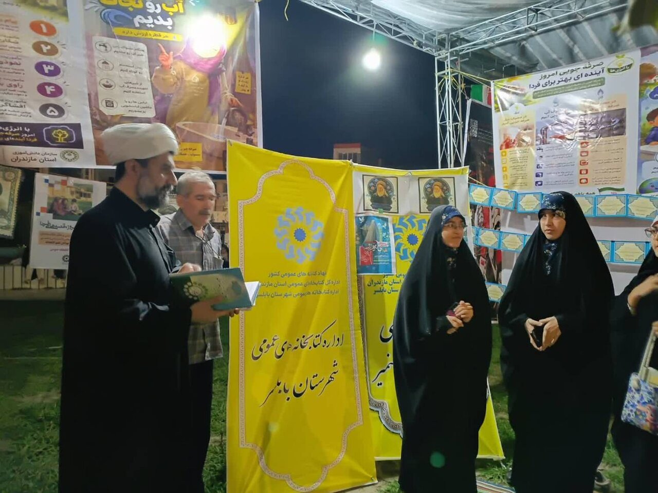 ویژه‌برنامه معرفی و جمع‌خوانی کتاب «ماه تنها در آسمان می‌گردد» در کتابخانه‌های عمومی مازندران برگزار شد