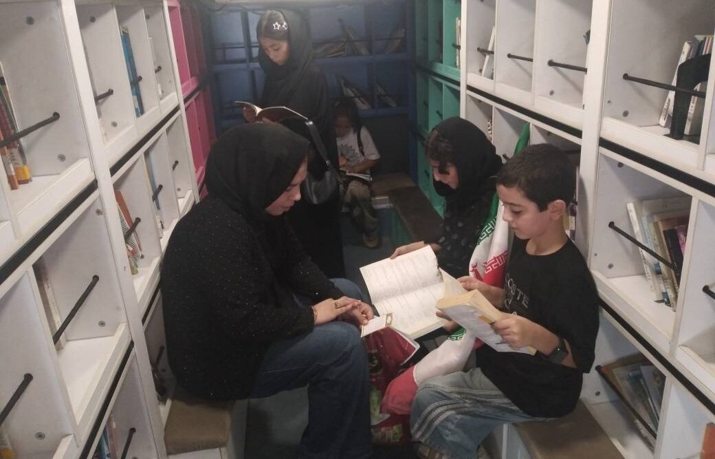 موکب‌های «کتاب اربعین» کتابخانه‌های عمومی استان تهران در مسیر جاماندگان اربعین