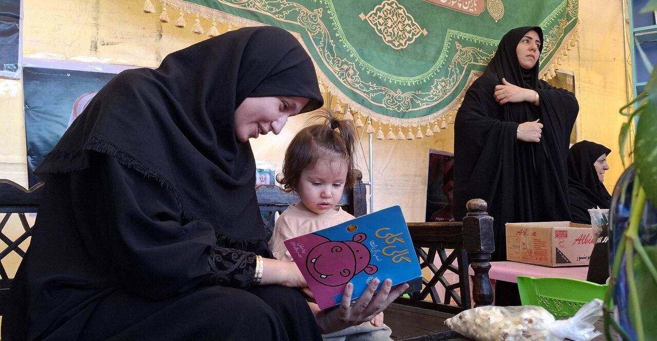 موکب فرهنگی اداره کتابخانه‌های ملارد در مسیر پیاده‌روی جاماندگان اربعین در صفادشت