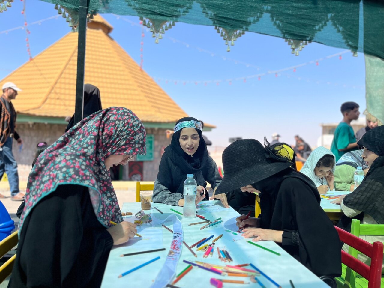 غرفه کودک و نوجوان با مشارکت کتابرسان سیار زنجان در مسیر جاماندگان اربعین برپا شد