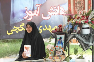 کتابخوانی در سایه ایثار؛ معرفی «اسپاگتی با سس قرمز» بر مزار شهید محمدمهدی جنگچی
