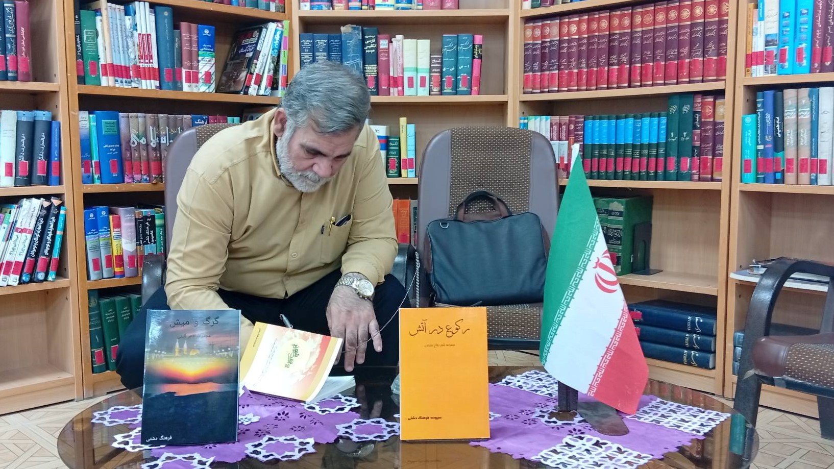اهدای آثار فرهنگ دشتی؛ شاعر و نویسنده ادبیات پایداری به کتابخانه ولیعصر(عج) آبادان
