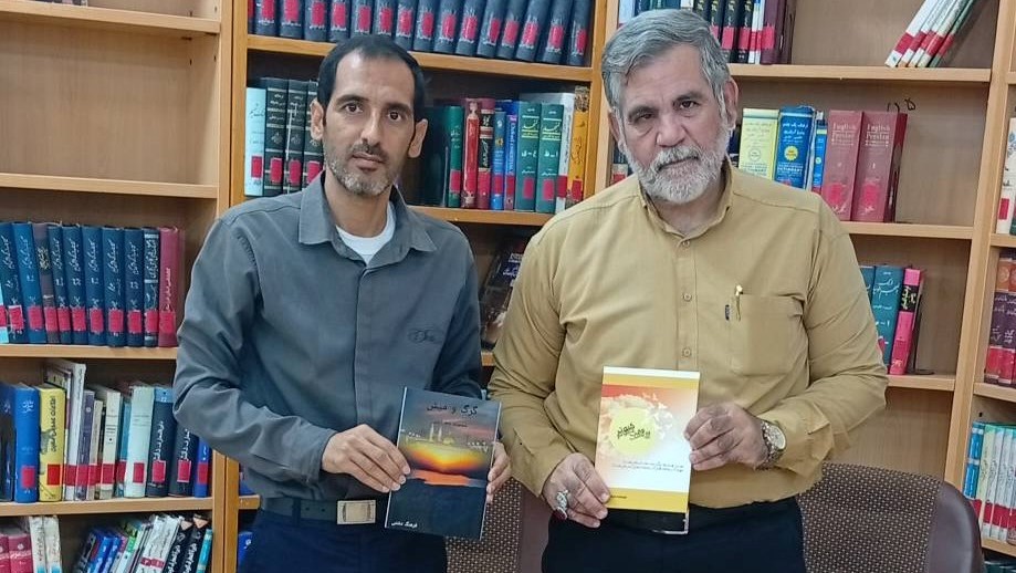 اهدای آثار فرهنگ دشتی؛ شاعر و نویسنده ادبیات پایداری به کتابخانه ولیعصر(عج) آبادان