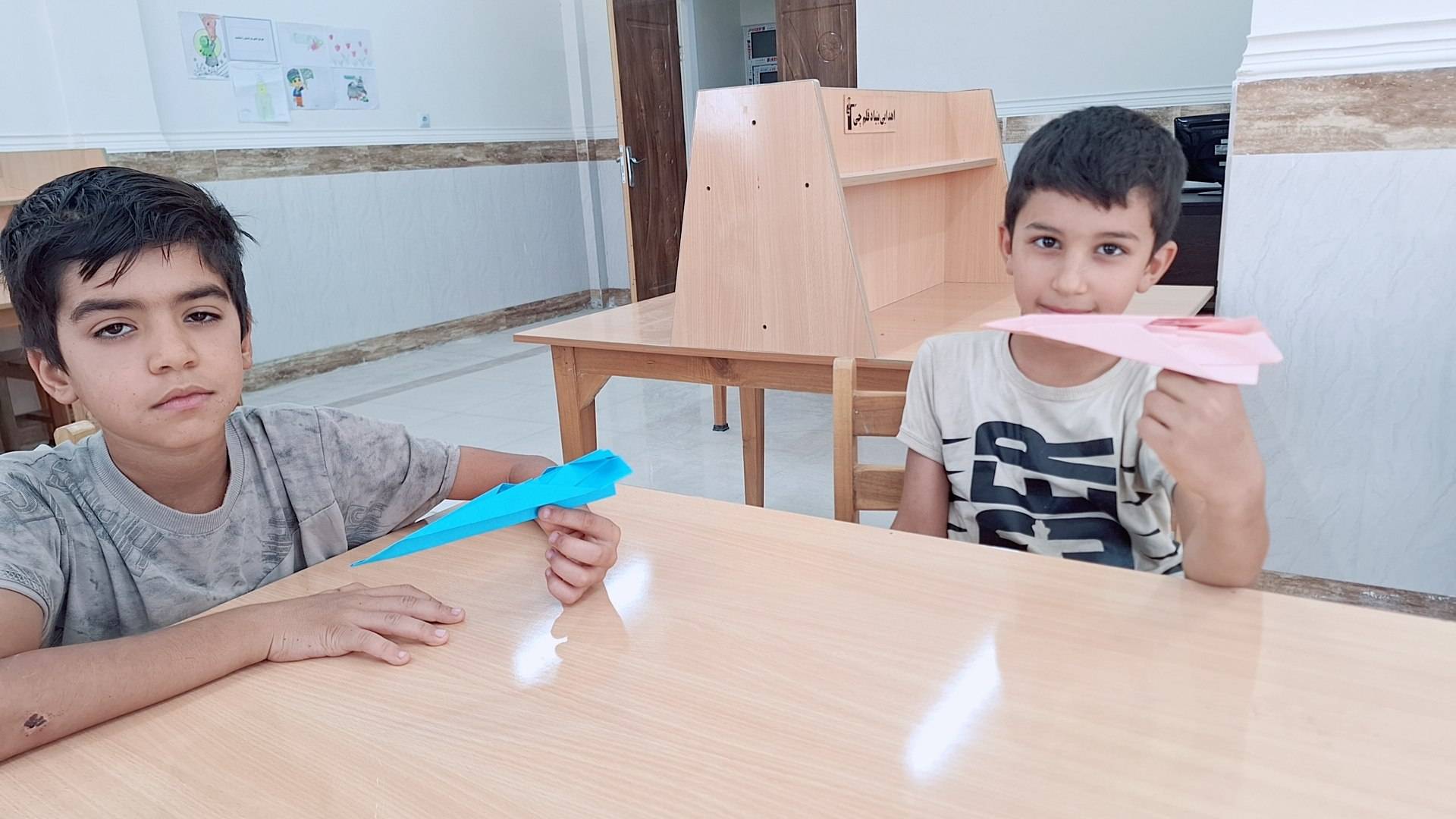 آموزش اریگامی هواپیما در کتابخانه قلمچی خرمشهر