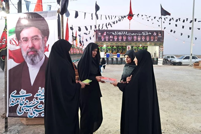 خدمت فرهنگی کتابخانه عمومی بنه‌گز به زائران اربعین حسینی با اجرای «در مسیر نور»