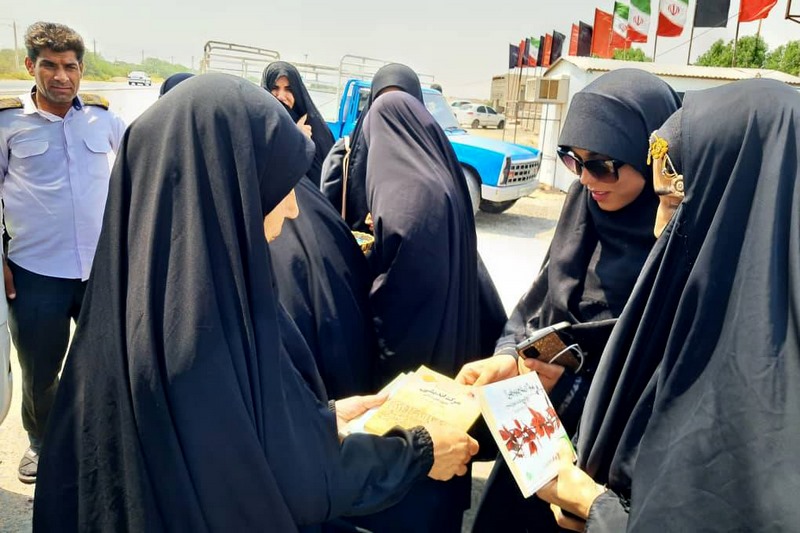 خدمت فرهنگی کتابخانه عمومی بنه‌گز به زائران اربعین حسینی با اجرای «در مسیر نور»