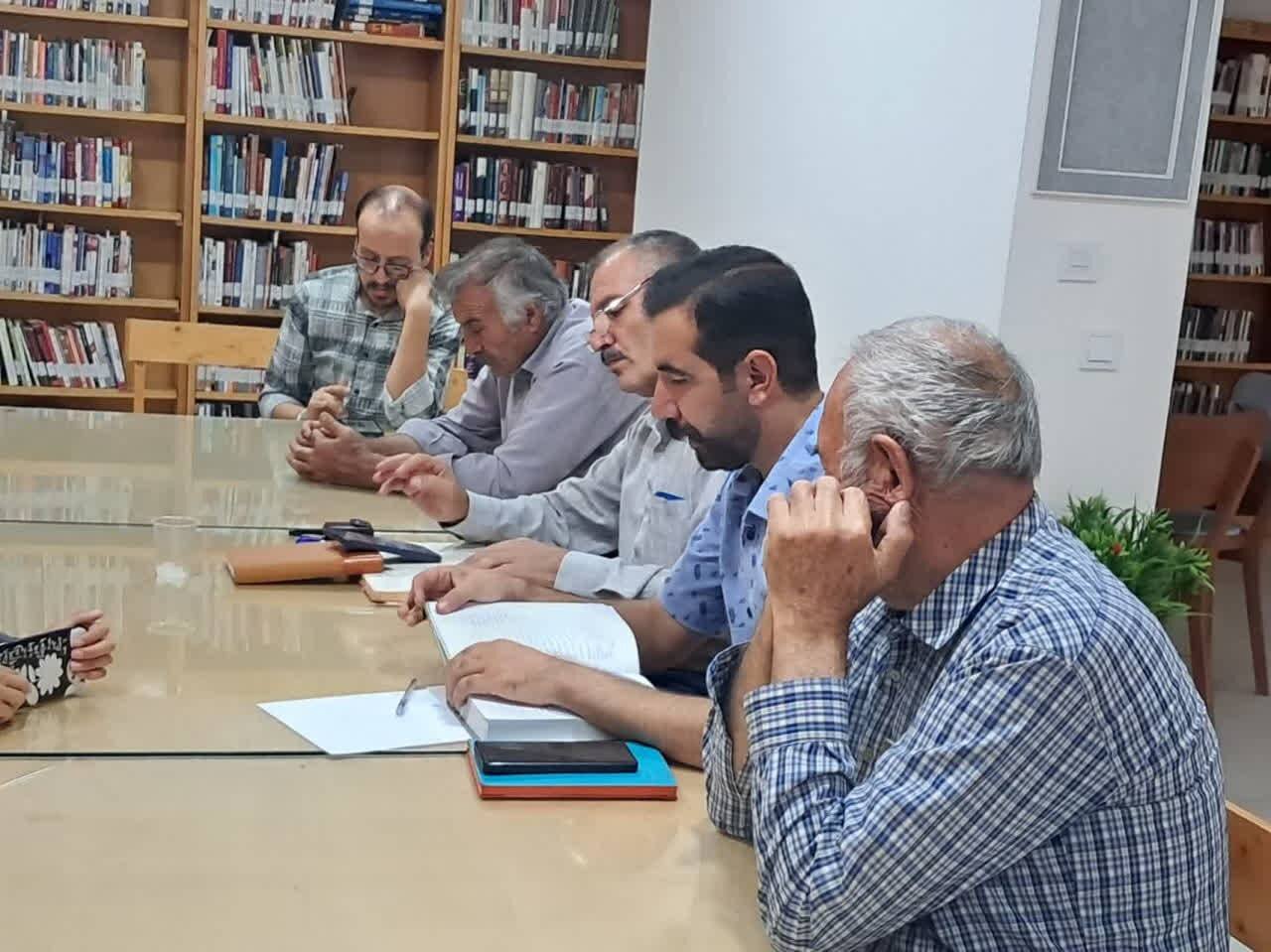 محفل ادبی «گلستان ادب» با محوریت شعر، زبان و فرهنگ بومی در صالح‌آباد