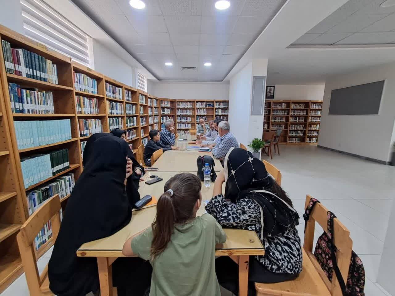 محفل ادبی «گلستان ادب» با محوریت شعر، زبان و فرهنگ بومی در صالح‌آباد