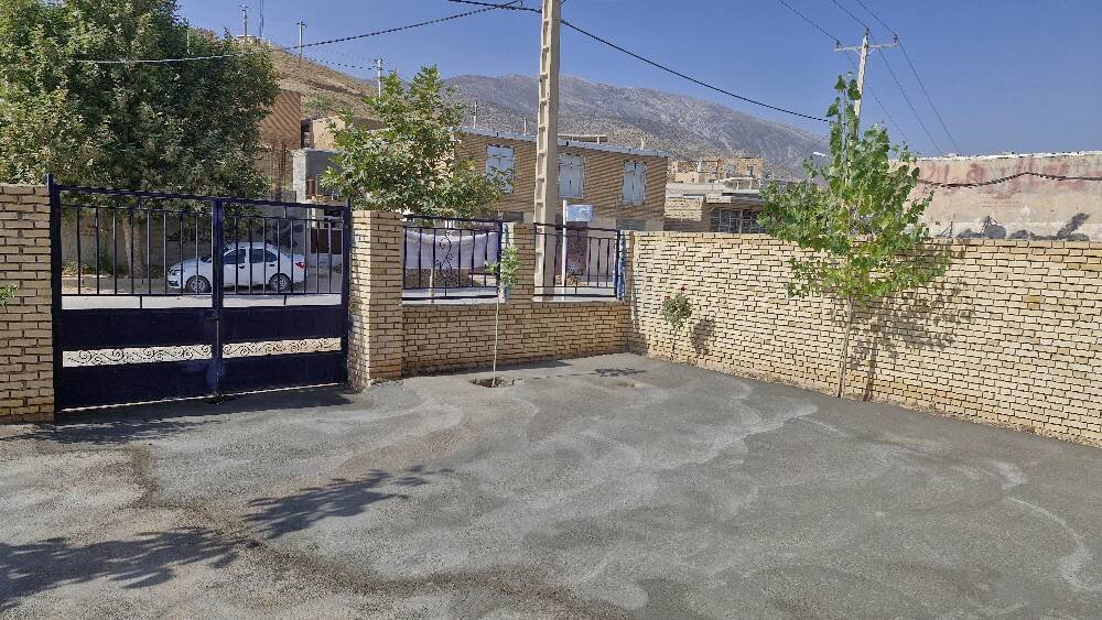 همدلی مردم و مسئولان، حیاط کتابخانه روستای زرد را آباد می‌کند