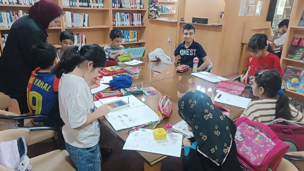 برگزاری کارگاه آموزشی نقاشی با مدادرنگی در کتابخانه عمومی آزادگان