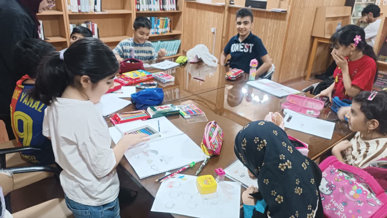 برگزاری کارگاه آموزشی نقاشی با مدادرنگی در کتابخانه عمومی آزادگان