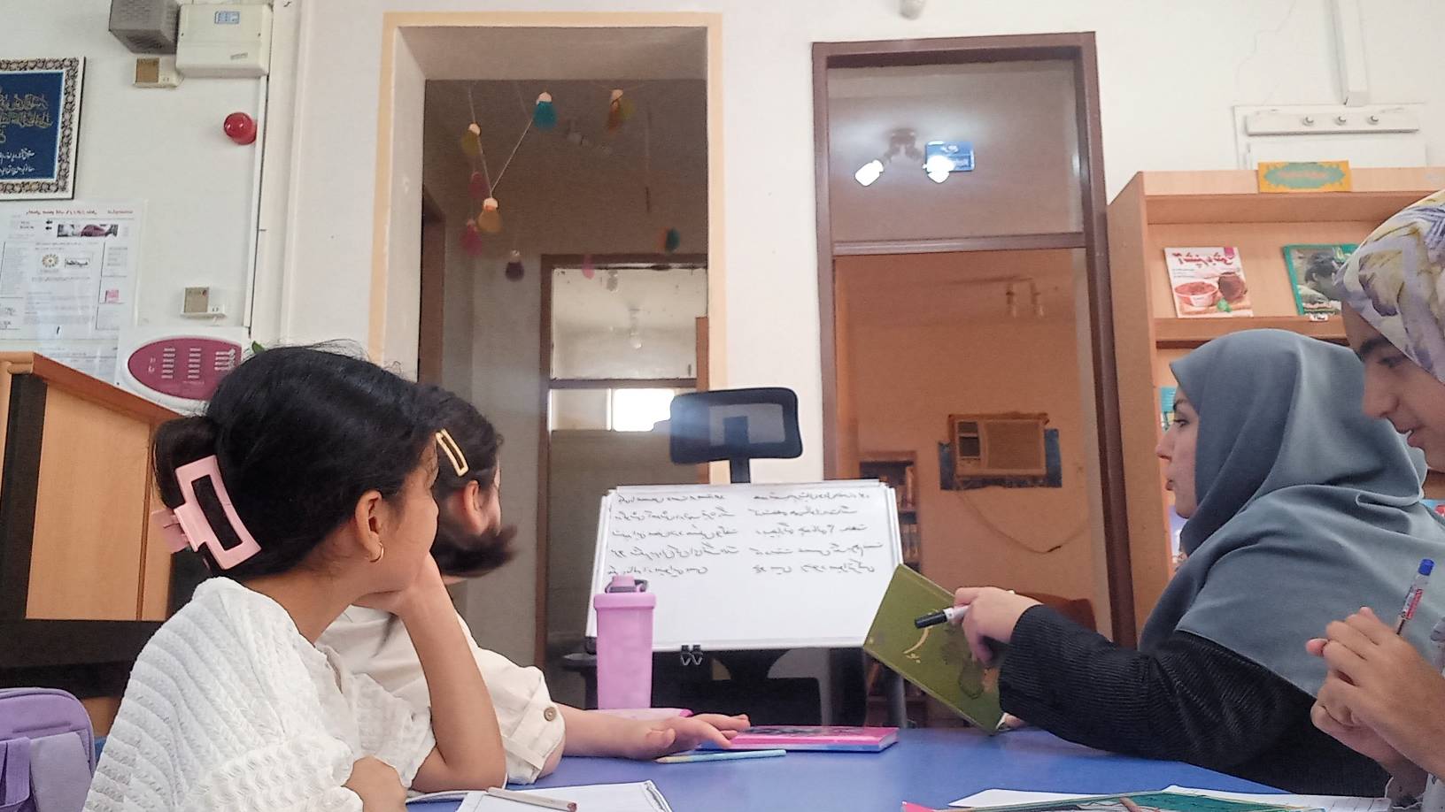 برگزاری چهارمین نشست باشگاه کتابخوانی کتابخانه عمومی قیصر امین‌پور شهرستان لالی