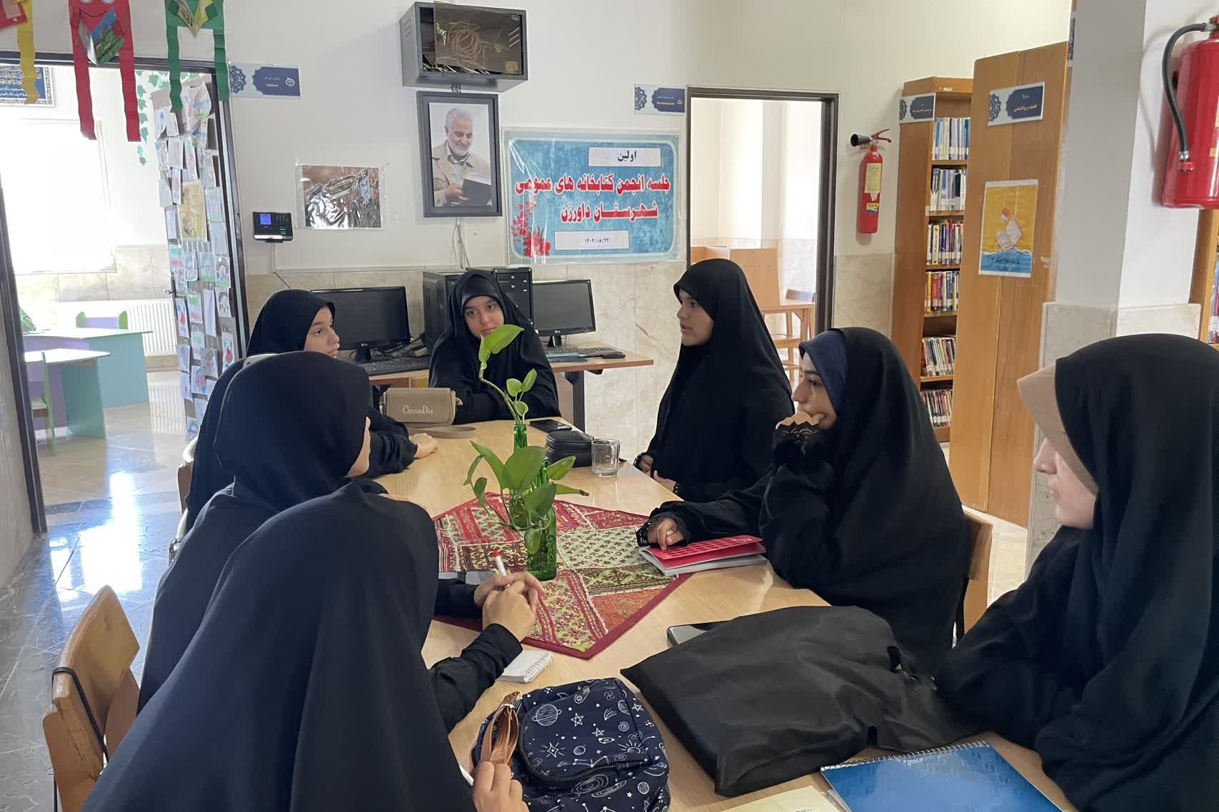 از قفسه‌های کتاب تا جهان دیجیتال؛ نوجوانان داورزنی در کتابخانه عمومی ولیعصر(عج) شهرستان داورزن به گفت‌وگو نشستند