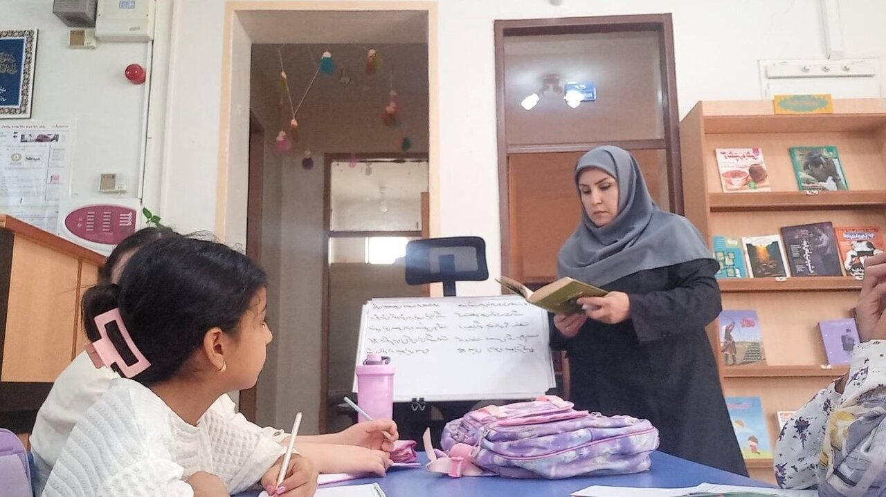 برگزاری چهارمین نشست باشگاه کتابخوانی کتابخانه عمومی قیصر امین‌پور شهرستان لالی