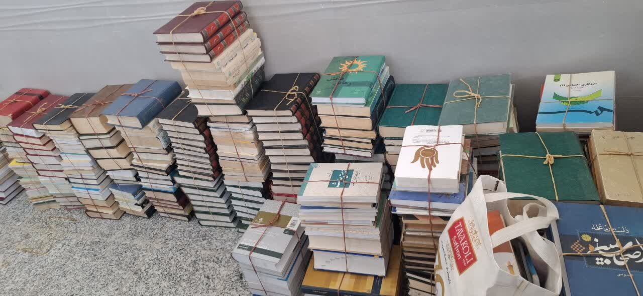 اهدای ۳۰۰۰ نسخه کتاب به کتابخانه‌ عمومی آل‌یاسین شهرستان فریدونشهر