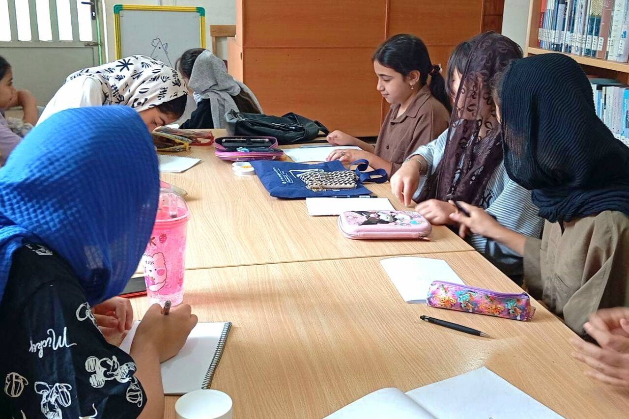 کارگاه‌های آموزش نقاشی و کاردستی در کتابخانه شهدای کردآباد برگزار شد