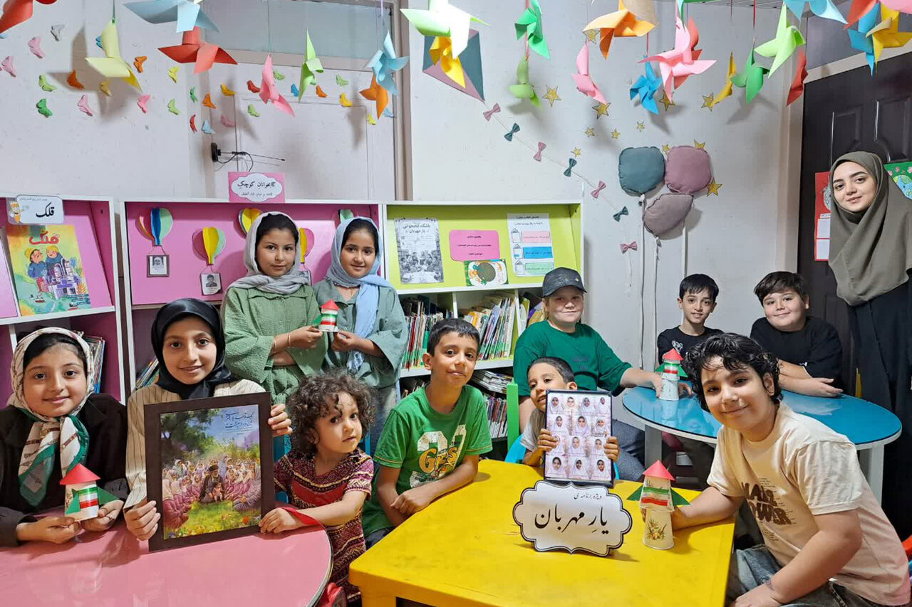 کتابخوانی کودکان آشتیان با یاد کودکان شهید میناب همراه شد