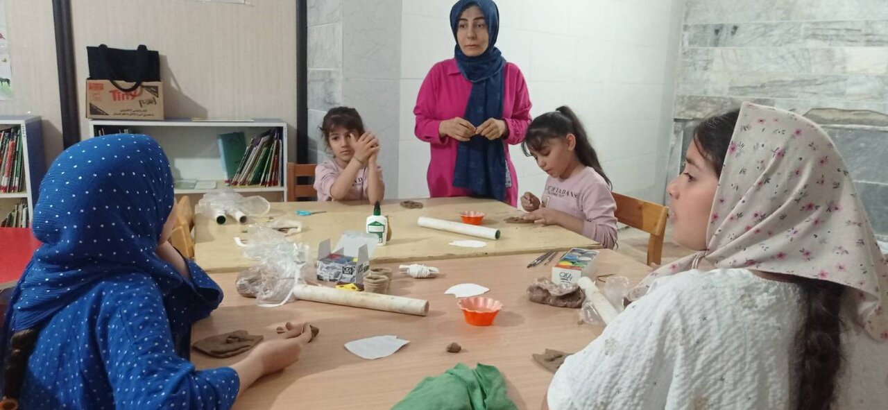کارگاه آموزشی سفالگری در کتابخانه عمومی بعثت چهارباغ برگزار شد
