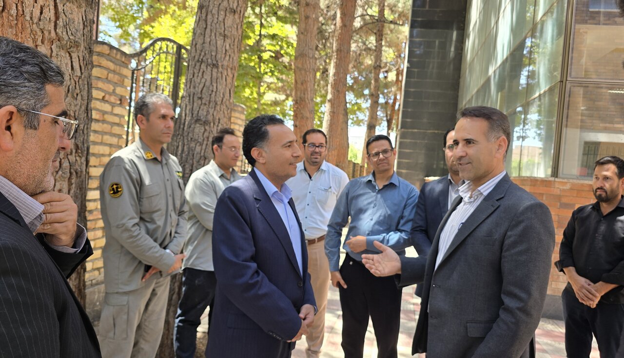 بازدید مدیرکل کتابخانههای عمومی خراسان شمالی و فرماندار سملقان از کتابخانه شهید بهشتی آشخانه