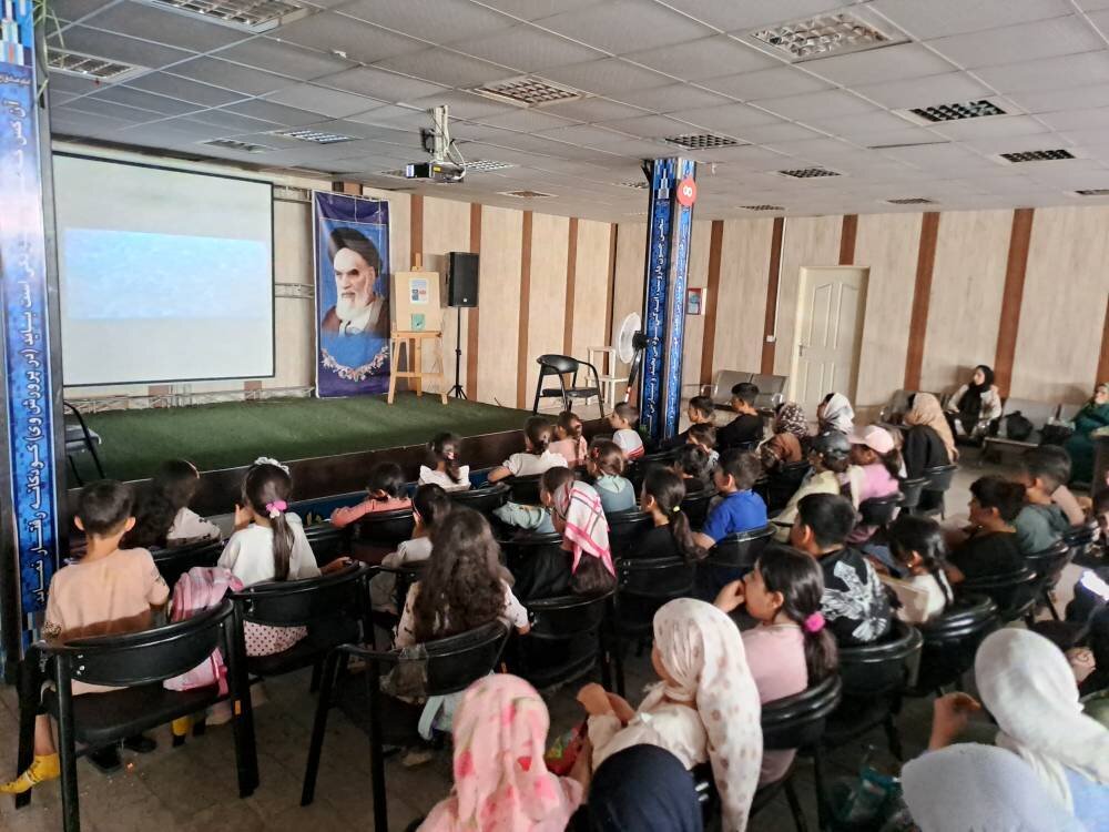 ویژهبرنامه «عصرانههای کتاب؛ کتاب ببینیم» در کتابخانه عمومی شهدای مشکیندشت برگزار شد