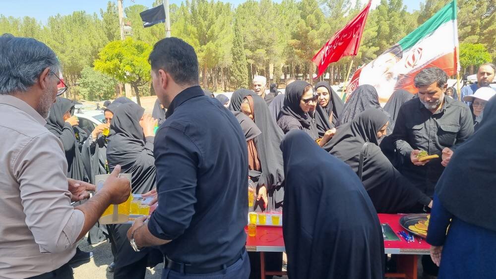 میزبانی کتابداران اسفراینی از زائران پیادهروی «جاماندگان اربعین» با برپایی ایستگاههای معرفتی