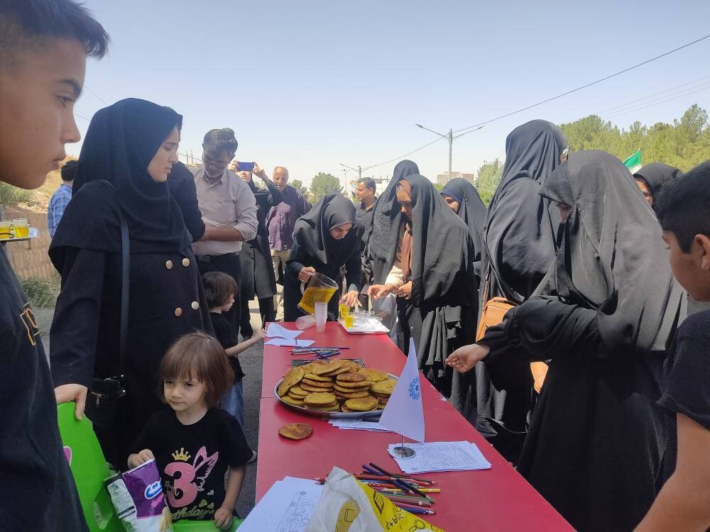 میزبانی کتابداران اسفراینی از زائران پیادهروی «جاماندگان اربعین» با برپایی ایستگاههای معرفتی